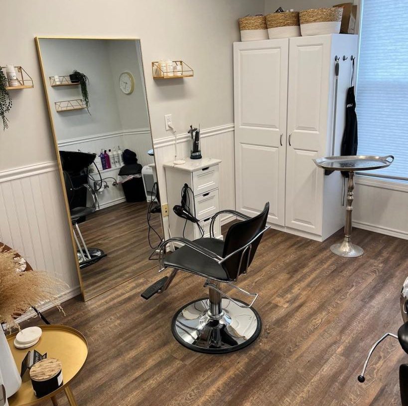 Amazing hair salon, hairdressing salon near me in Foxborough, MA at H2T Salon & Spa. Come down to H2T for an amazing haircut, hair color, or hair extensions. We also offer luxury salon suites near me at our Foxborough location and Franklin, Massachusetts. Hair stylist rental and salon space leasing.